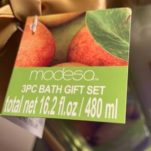 3 piece bath gift set shower gel and body lotion scrub new gift ready